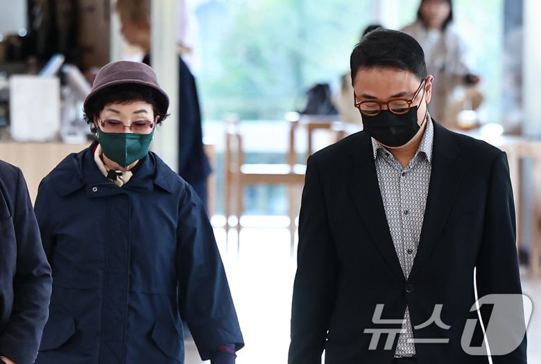 윤석열 전 대통령의 부인 김건희 여사의 모친 최은순씨와 오빠 김진우씨가 4일 오전 서울 종로구 KT광화문빌딩 웨스트에 마련된 김건희특검 사무실에 피의자 신분으로 출석하고 있다. 2025.11.4/뉴스1 ⓒ News1 김도우 기자