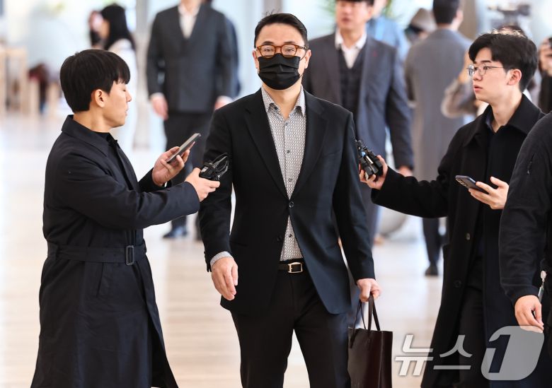 윤석열 전 대통령의 부인 김건희 여사의 오빠 김진우씨가 4일 오전 서울 종로구 KT광화문빌딩 웨스트에 마련된 김건희특검 사무실에 피의자 신분으로 출석하고 있다. 2025.11.4/뉴스1 ⓒ News1 김도우 기자