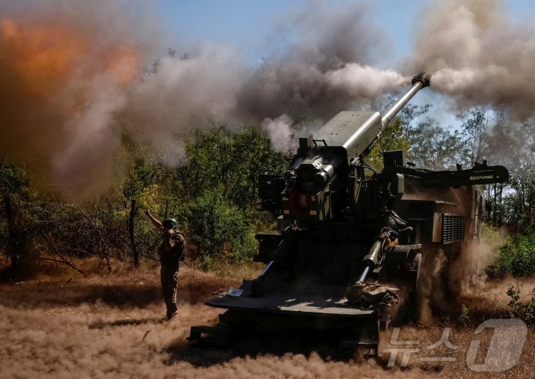 우크라이나 자포리자 지역에서 우크라이나군 제44독립 포병여단 소속 군인이 러시아군을 향해 2S22 보흐다나 자주포를 발사하고 있다. 2025.08.20 ⓒ 로이터=뉴스1 ⓒ News1 김지완 기자 <자료사진>