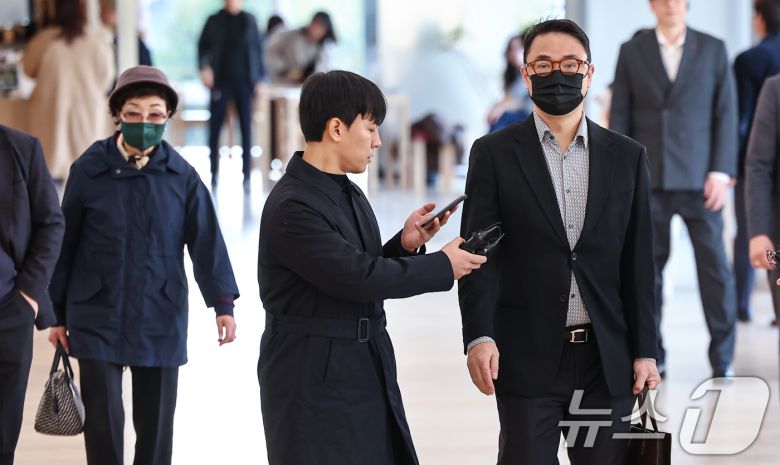 윤석열 전 대통령의 부인 김건희 여사의 모친 최은순씨와 오빠 김진우씨가 4일 오전 서울 종로구 KT광화문빌딩 웨스트에 마련된 김건희특검 사무실에 피의자 신분으로 출석하고 있다. 2025.11.4/뉴스1 ⓒ News1 김도우 기자