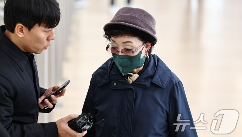 윤석열 전 대통령의 부인 김건희 여사의 모친 최은순씨가 4일 오전 서울 종로구 KT광화문빌딩 웨스트에 마련된 김건희특검 사무실에 피의자 신분으로 출석하고 있다. 2025.11.4/뉴스1 ⓒ News1 김도우 기자