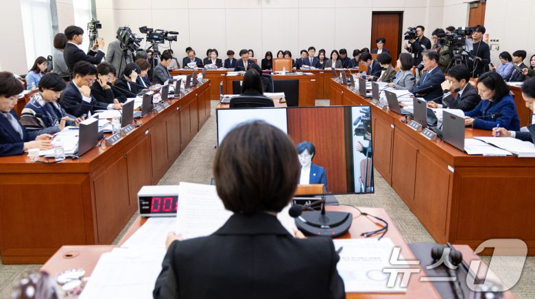 원민경 성평등가족부 장관이 4일 서울 여의도 국회에서 열린 성평등가족위원회 성평등가족부 등에 대한 국정감사에 출석해 업무보고하고 있다. 2025.11.4/뉴스1 ⓒ News1 이승배 기자