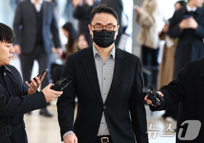 윤석열 전 대통령의 부인 김건희 여사의 오빠 김진우씨가 4일 오전 서울 종로구 KT광화문빌딩 웨스트에 마련된 김건희특검 사무실에 피의자 신분으로 출석하고 있다. 2025.11.4/뉴스1 ⓒ News1 김도우 기자