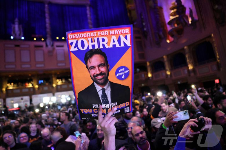 조란 맘다니 민주당 뉴욕시장 후보 지지자들이 4일(현지시간) 뉴욕시 브루클린 자치구의 브루클린 파라마운트에서 열린 맘다니의 투표 파티에 참석했다. 이날 실시된 뉴욕시장 선거에서 맘다니는 앤드루 쿠오모 무소속 후보와 커티스 슬리와 공화당 후보를 꺾고 당선됐다. 2025.11.04. ⓒ AFP=뉴스1 ⓒ News1 이정환 기자