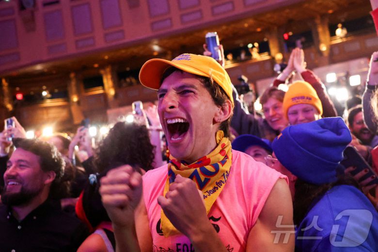 4일(현지시간) 미국 뉴욕시 브루클린 자치구에서 열린 투표 파티에서 한 민주당 지지자가 조란 맘다니 뉴욕시장 민주당 후보의 당선이 초기 예측으로 발표되자 환호하고 있다. 2025.11.04. ⓒ 로이터=뉴스1 ⓒ News1 이정환 기자