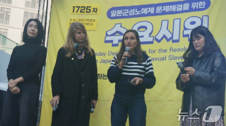 2025 힌츠페터국제보도상 '기로에 선 세계상'을 수상한 아녜스 나밧(왼쪽)과 마리안 게티가 제1725차 일본군성노예제 문제해결을 위한 정기 수요시위에 참여해 발언 중인 모습. (정의기억연대 제공)