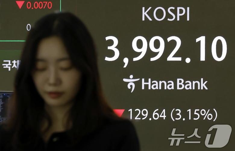 5일 오전 서울 중구 하나은행 딜링룸에 코스피 시황이 표시되고 있다. 이날 코스피는 66.27p 하락하며 출발해 장중 4000선이 붕괴됐다. 2025.11.5/뉴스1 ⓒ News1 박정호 기자