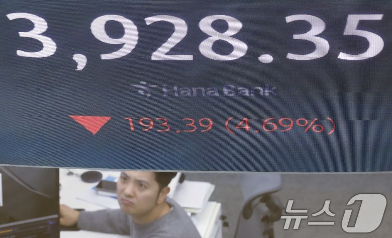 5일 오전 서울 중구 하나은행 딜링룸에 코스피 시황이 표시되고 있다. 이날 코스피는 66.27p 하락하며 출발해 장중 4000선이 붕괴됐다. 2025.11.5/뉴스1 ⓒ News1 박정호 기자