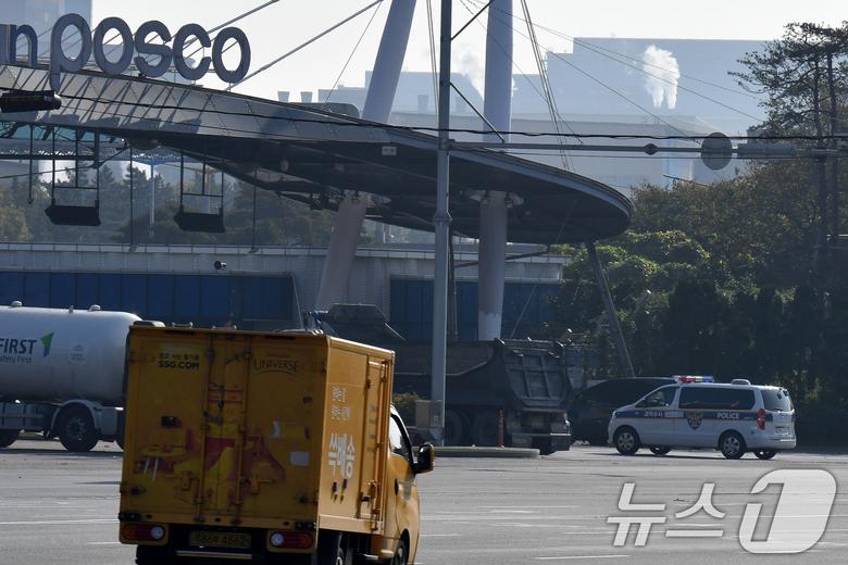 포항제철소 사고 현장 조사를 위해 들아가는 경찰. (뉴스1 자료, 재판매 및 DB금지)