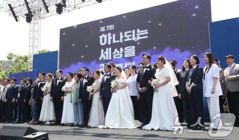 지난 6월 7일 오후 대구 수성구 수성못 상화동산에서 '대구지구 JC 지역민과 함께하는 특별사업-제7회 하나되는 세상을 꿈꾸다'의 하나로 다문화가정 5쌍의 합동결혼식이 열리고 있다. 2025.6.7/뉴스1 ⓒ News1 공정식 기자