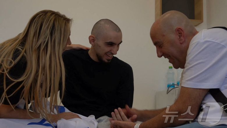 가자지구에 억류됐던 롬 브라스라브스키의 석방 직후 모습 ⓒ 로이터=뉴스1