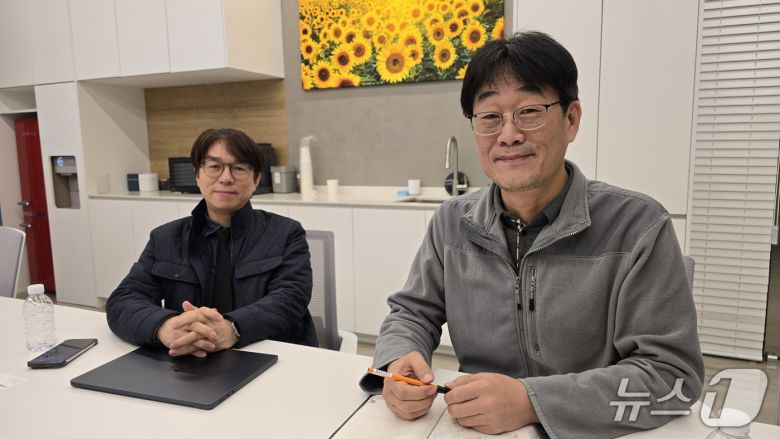 5일 서울 강남구 사옥에서 인터뷰를 진행하는 최정환 스코넥엔터테인먼트 개발본부 부사장(왼쪽)과 송채훈 사업본부 이사./뉴스1 ⓒNews1 윤주영 기자