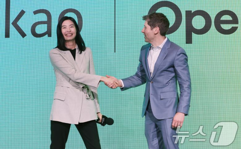 정신아 카카오 대표와 챗GPT 개발사 오픈AI의 샘 올트먼 최고경영자(CEO)가 4일 서울 중구 플라자호텔에서 열린 전략적 제휴 체결 공동 기자간담회에서 반갑게 악수를 나누고 있다. 카카오는 국내 기업으로는 처음으로 오픈AI와 전략적 제휴를 맺고 인공지능(AI) 서비스 고도화를 위한 기술 협력은 물론 공동 상품 개발 등을 추진할 계획이다. 2025.2.4/뉴스1 ⓒ News1 오대일 기자