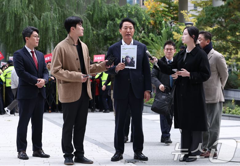 정치자금법 위반 혐의를 받는 오세훈 서울시장이 8일 서울 종로구 KT광화문빌딩에 마련된 김건희 특검(특별검사 민중기) 사무실에 피의자 조사를 받기 위해 출석하고 있다. 2025.11.8/뉴스1 ⓒ News1 김성진 기자