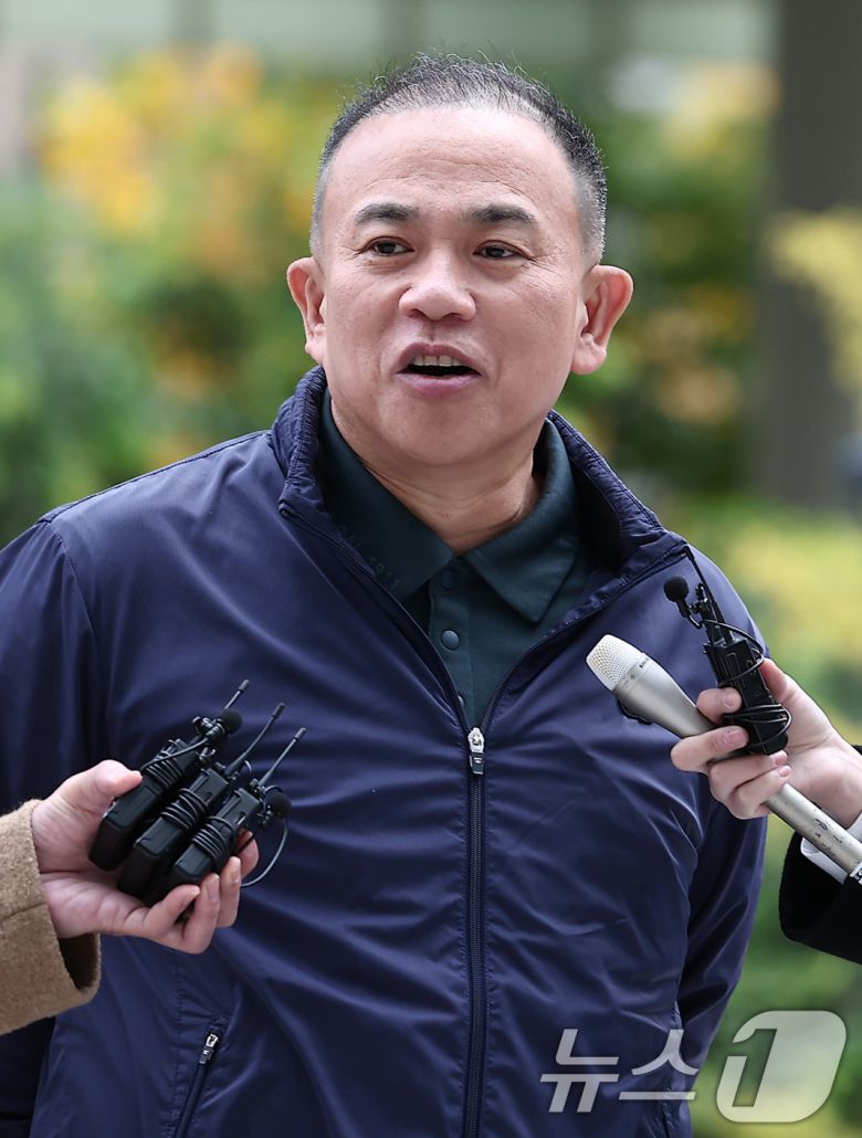 '정치 브로커' 명태균 씨가 8일 서울 종로구 KT광화문빌딩에 마련된 김건희 특검(특별검사 민중기) 사무실에 오세훈 서울시장과의 대질 조사를 위해 참고인 신분으로 출석하고 있다. 2025.11.8/뉴스1 ⓒ News1 김성진 기자