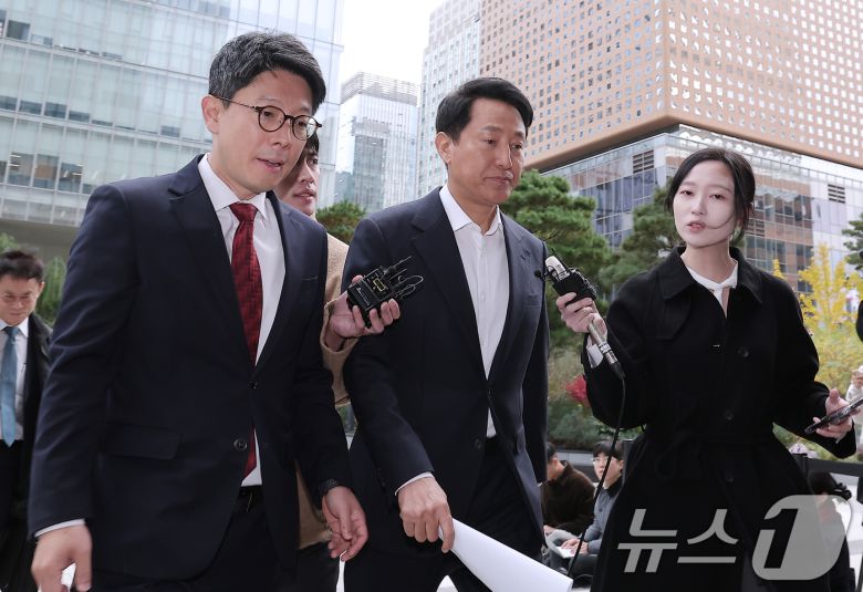 정치자금법 위반 혐의를 받는 오세훈 서울시장이 8일 서울 종로구 KT광화문빌딩에 마련된 김건희 특검(특별검사 민중기) 사무실에 피의자 조사를 받기 위해 출석하고 있다. 2025.11.8/뉴스1 ⓒ News1 김성진 기자
