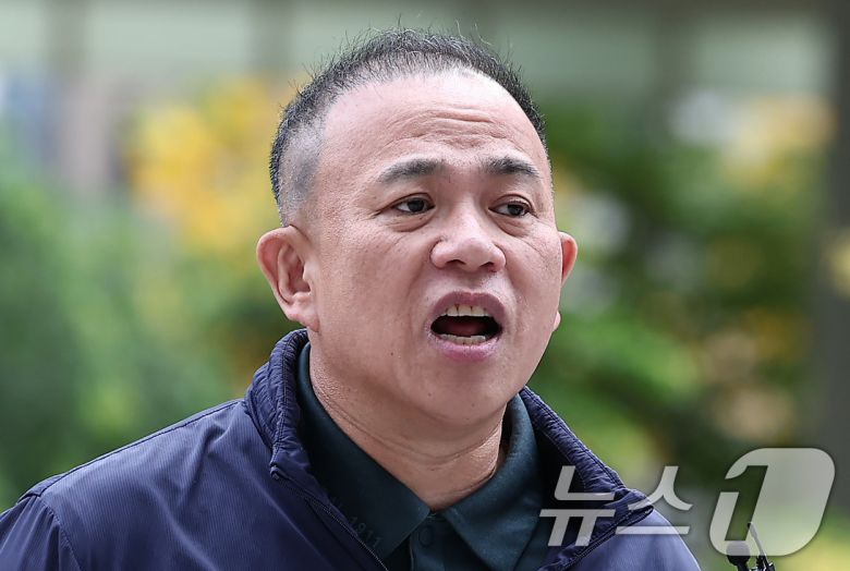 '정치 브로커' 명태균 씨가 8일 서울 종로구 KT광화문빌딩에 마련된 김건희 특검(특별검사 민중기) 사무실에 오세훈 서울시장과의 대질 조사를 위해 참고인 신분으로 출석하고 있다. 2025.11.8/뉴스1 ⓒ News1 김성진 기자