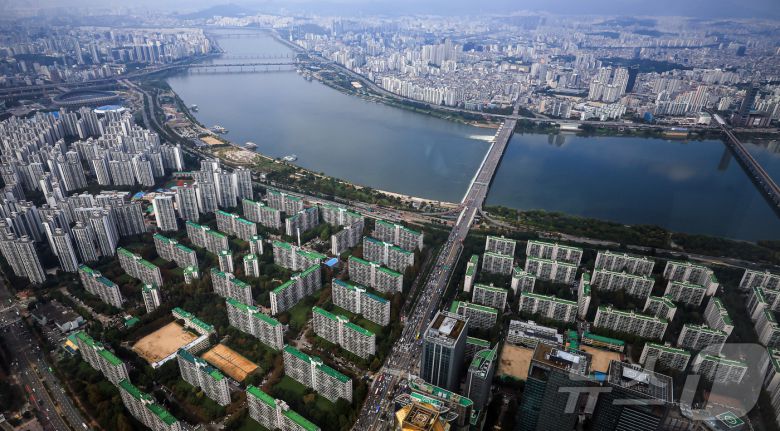 서울 송파구 롯데월드타워에서 바라본 한강변 아파트 단지. 뉴스1 ⓒ News1 김진환 기자