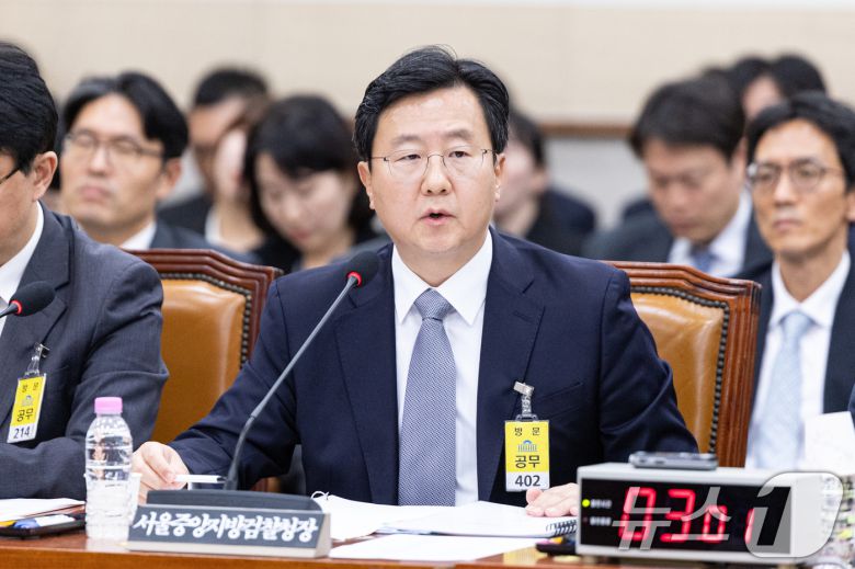 정진우 서울중앙지검장이 지난 10월 23일 서울 여의도 국회 법제사법위원회에서 열린 서울고등검찰청·서울중앙지방검찰청 등에 대한 국정감사에 출석해 의원 질의에 답변하고 있다. 2025.10.23/뉴스1 ⓒ News1 이승배 기자