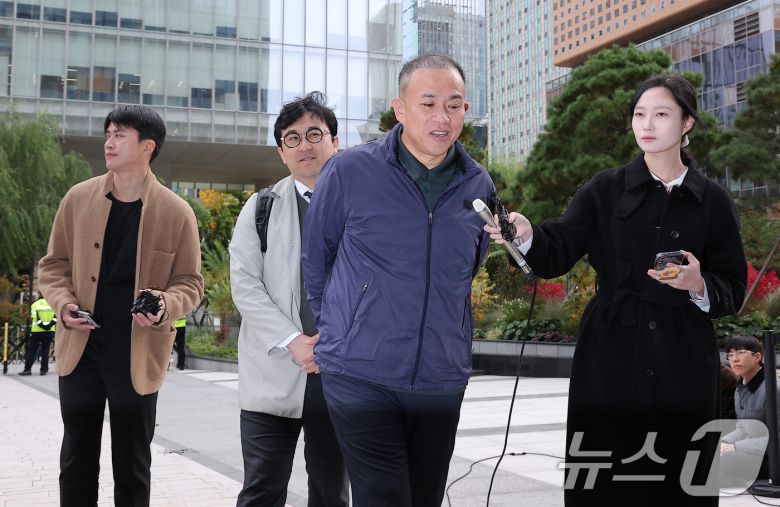 '정치 브로커' 명태균 씨가 8일 서울 종로구 KT광화문빌딩에 마련된 김건희 특검(특별검사 민중기) 사무실에 오세훈 서울시장과의 대질 조사를 위해 참고인 신분으로 출석하고 있다. 2025.11.8/뉴스1 ⓒ News1 김성진 기자