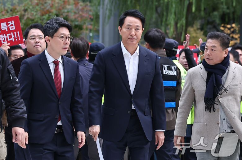 정치자금법 위반 혐의를 받는 오세훈 서울시장이 8일 서울 종로구 KT광화문빌딩에 마련된 김건희 특검(특별검사 민중기) 사무실에 피의자 조사를 받기 위해 출석하고 있다. 2025.11.8/뉴스1 ⓒ News1 김성진 기자