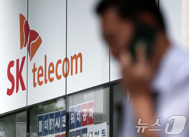 서울 도심의 SK텔레콤 대리점 앞에서 한 시민이 전화 통화를 하고 있다. 2025.8.28/뉴스1 ⓒ News1 박정호 기자