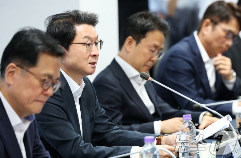 이억원 금융위원장이 10월 16일 오전 서울 종로구 손해보험협회에서 열린 보험사 CEO 간담회에서 모두발언을 하고 있다. 이날 간담회에서는 할인율 현실화 및 듀레이션 규제 도입 방안, 저출산 지원 3종세트 운영방안 등이 논의됐다. 2025.10.16/뉴스1 ⓒ News1 오대일 기자