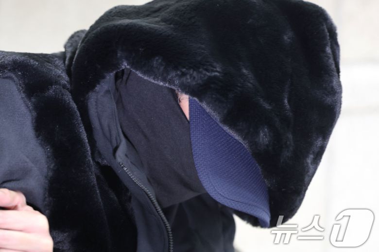 지난 2일 만취 음주운전을 하다 일본인 여성을 치어 사망하게 한 서 모 씨가 5일 서울 서초구 서울중앙지방법원에서 열린 구속 전 피의자 심문에 출석하고 있다. 2025.11.5/뉴스1 ⓒ News1 이광호 기자