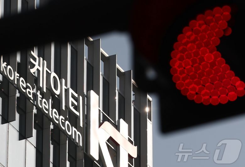 과학기술정보통신부 민관합동조사단이 6일 무단 소액결제와 관련한 KT 침해 사고 중간 조사 결과를 발표했다. 조사단에 따르면 KT가 지난해 3월~7월 BPF도어, 웹셸 등 악성코드 감염 서버 43대를 발견하고도 정부에 신고 없이 자체적으로 조치한 것으로 드러났다. 이 외에도 모든 펨토셀(소형 이동통신 기지국)이 동일한 인증서를 사용하고 있어 해당 인증서만 복사하면 불법 펨토셀도 KT 내부망에 접속할 수 있는 구조였던 것으로 드러났다. 사진은 이날 서울 KT 사옥 모습. 2025.11.6/뉴스1 ⓒ News1 김민지 기자