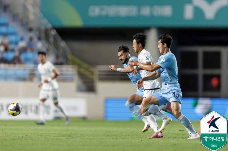 엇갈리는 분위기의 대구와 제주가 2주 뒤 맞붙는다. 그야말로 '단두대 매치'다. (한국프로축구연맹 제공)