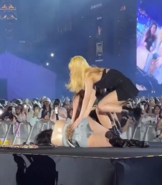 가수 현아 / 온라인 커뮤니티