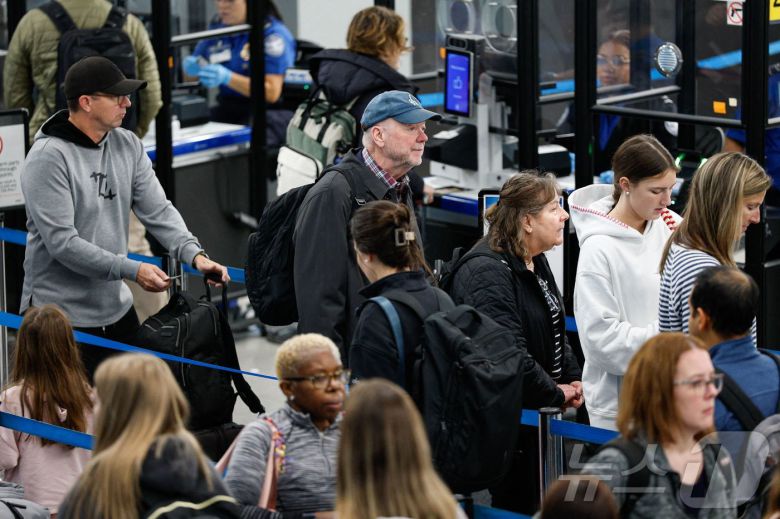 7일(현지시간) 일리노이주 시카고 오헤어 국제공항 보안 검색대에서 여행객들이 줄지어 차례를 기다리고 있다. / 2025.11.07. ⓒ AFP=뉴스1 ⓒ
