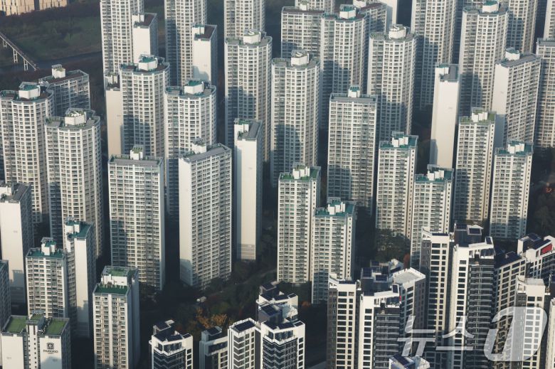 서울 송파구 롯데월드타워에서 바라본 서울 도심 아파트 단지. 2025.11.6/뉴스1 ⓒ News1 이광호 기자