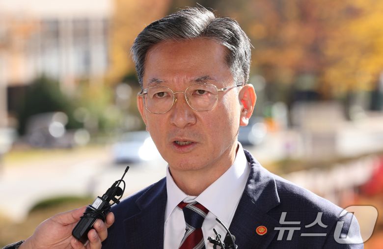 정성호 법무부 장관이 10일 오전 경기 정부과천청사 법무부 출입구에서 최근 검찰이 대장동 개발비리 의혹 사건 1심 선고에 대한 항소를 포기한 것과 관련한 입장을 밝히고 있다. 2025.11.10/뉴스1 ⓒ News1 장수영 기자