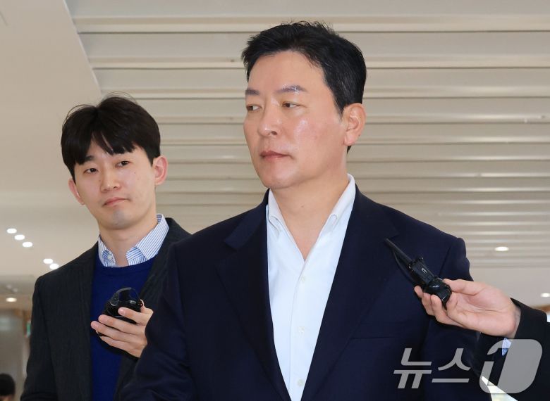 김성훈 전 대통령경호처 차장이 11일 오전 서울 종로구 KT광화문빌딩 웨스트에 마련된 김건희특검 사무실에 피의자 신분으로 출석하고 있다. 2025.11.11/뉴스1 ⓒ News1 임세영 기자