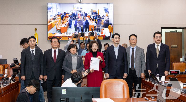 나경원 국민의힘 의원을 비롯한 법사위원들이 11일 서울 여의도 국회에서 열린 제429회국회(정기회) 법제사법위원회 제13차 전체회의 정회 후 대장동 사건 항소 포기 관련 현안질의 및 증인 채택 등에 대해 입장을 밝히고 있다. 2025.11.11/뉴스1 ⓒ News1 이승배 기자