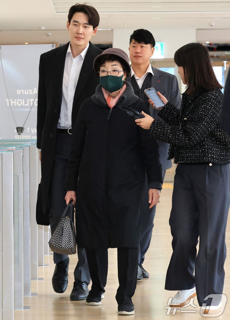 윤석열 전 대통령의 부인 김건희 여사의 모친 최은순씨가 11일 오전 서울 종로구 KT광화문빌딩 웨스트에 마련된 김건희특검 사무실에 피의자 신분으로 출석하고 있다. 2025.11.11/뉴스1 ⓒ News1 임세영 기자