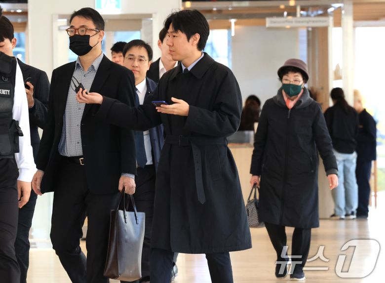 윤석열 전 대통령의 부인 김건희 여사의 모친 최은순씨와 오빠 김진우씨가 11일 오전 서울 종로구 KT광화문빌딩 웨스트에 마련된 김건희특검 사무실에 피의자 신분으로 출석하고 있다. 2025.11.11/뉴스1 ⓒ News1 임세영 기자