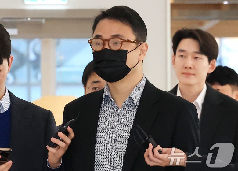 윤석열 전 대통령의 부인 김건희 여사의 오빠 김진우씨가 11일 오전 서울 종로구 KT광화문빌딩 웨스트에 마련된 김건희특검 사무실에 피의자 신분으로 출석하고 있다. ⓒ News1 임세영 기자