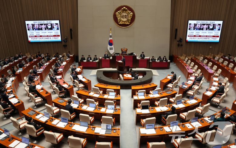 정성호 법무부 장관이 12일 서울 여의도 국회에서 열린 예산결산특별위원회 전체회의에 출석해 배준영 국민의힘 의원의 질의에 대한 답변하고 있다. 2025.11.12/뉴스1 ⓒ News1 장수영 기자