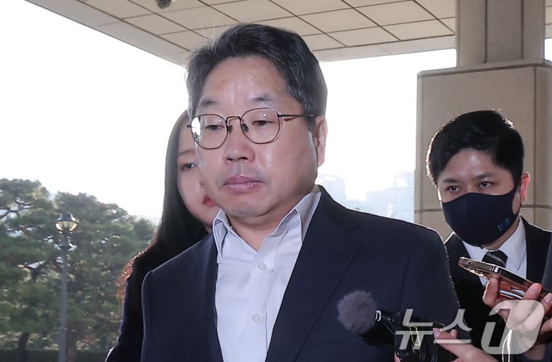 '대장동 항소 포기'로 검찰 내부에서 사퇴 압박을 받고 있는 노만석 검찰총장 직무대행이 12일 서울 서초구 대검찰청으로 출근하고 있다. 2025.11.12/뉴스1 ⓒ News1 김성진 기자