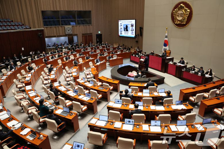 정성호 법무부 장관이 12일 서울 여의도 국회에서 열린 예산결산특별위원회 전체회의에 출석해 배준영 국민의힘 의원의 질의에 대한 답변하고 있다. 2025.11.12/뉴스1 ⓒ News1 장수영 기자