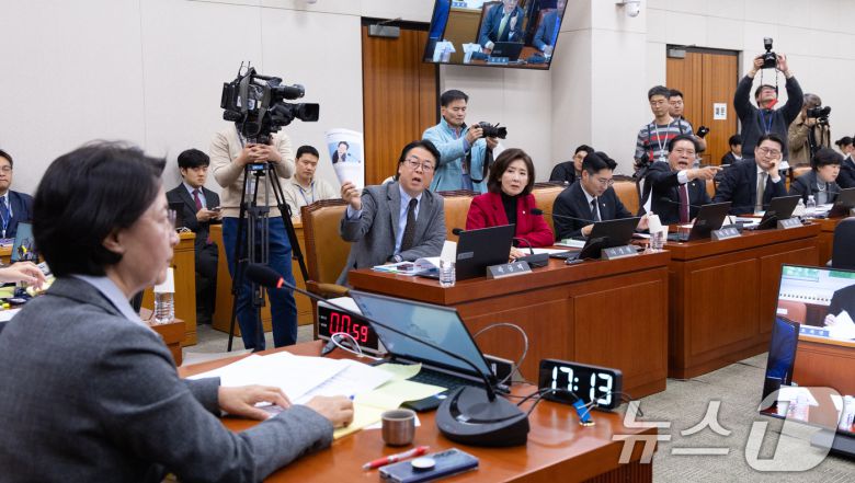 지난 11일 서울 여의도 국회에서 열린 제429회국회(정기회) 법제사법위원회 제13차 전체회의에서 국민의힘 위원들이 대장동 사건 항소 포기 관련 현안질의 및 증인 채택 등에 대해 항의하고 있다. 2025.11.11/뉴스1 ⓒ News1 이승배 기자