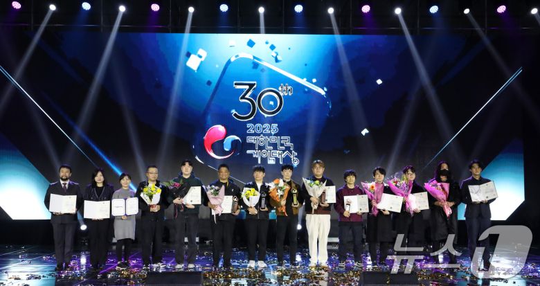 12일 오후 부산 해운대구 벡스코 제2전시장에서 열린 '2025 대한민국 게임대상 시상식'에서 수상자 전원이 기념촬영을 하고 있다. 2025.11.12/뉴스1 ⓒ News1 윤일지 기자