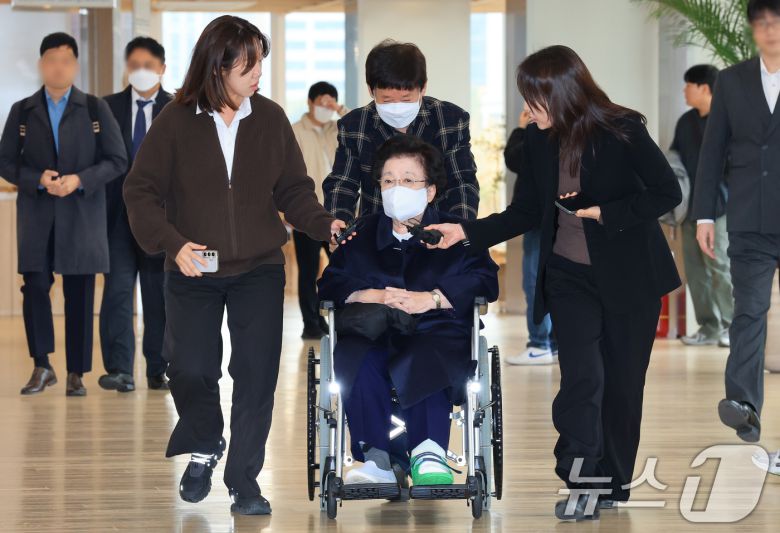 이배용 전 국가교육위원장이 13일 서울 광화문 KT 빌딩에 마련된 김건희특검 사무실로 휠체어를 탄 채 출석하고 있다. 2025.11.13/뉴스1 ⓒ News1 임세영 기자