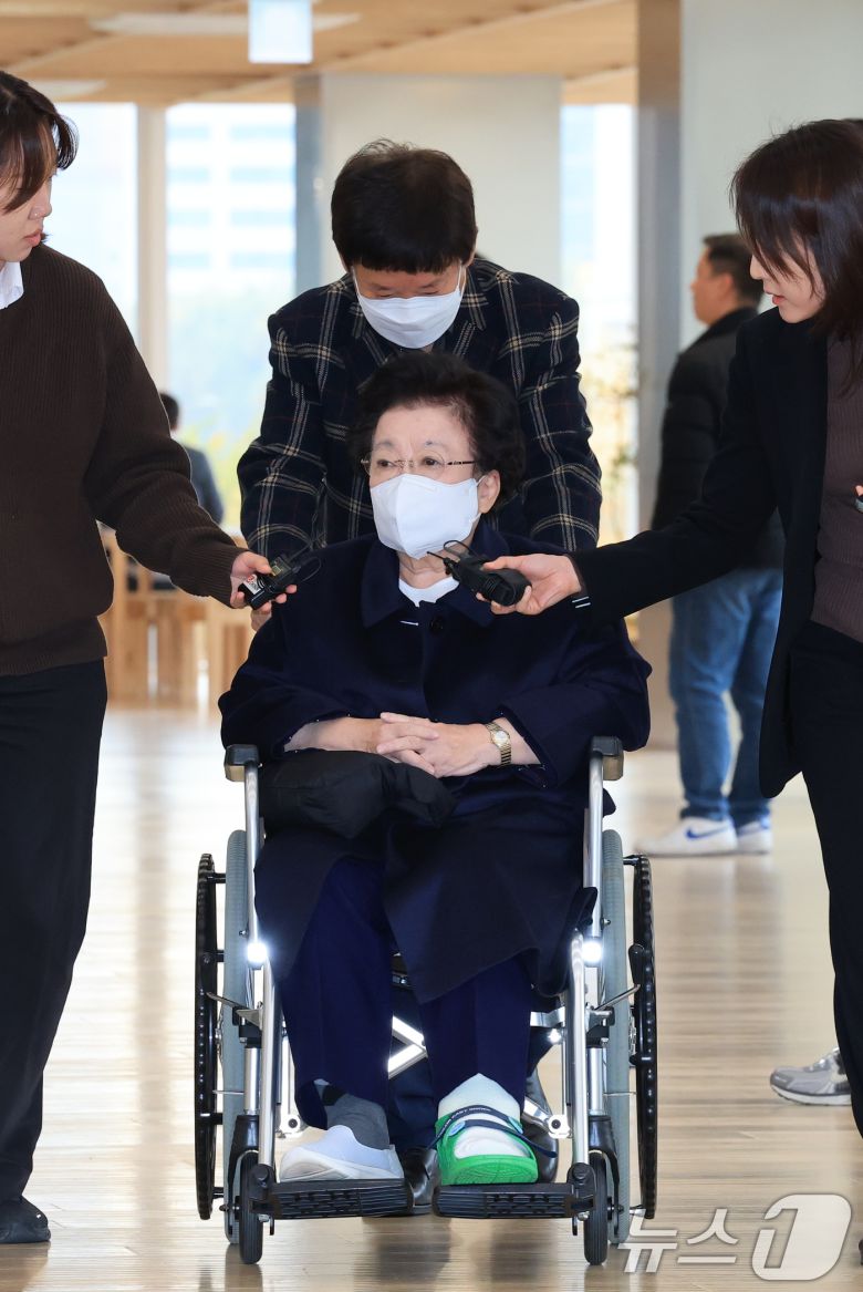 이배용 전 국가교육위원장이 13일 서울 광화문 KT 빌딩에 마련된 김건희특검 사무실로 휠체어를 탄 채 출석하고 있다. 2025.11.13/뉴스1 ⓒ News1 임세영 기자