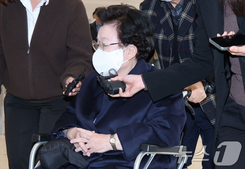 이배용 전 국가교육위원장이 13일 서울 광화문 KT 빌딩에 마련된 김건희특검 사무실로 휠체어를 탄 채 출석하고 있다. 2025.11.13/뉴스1 ⓒ News1 임세영 기자