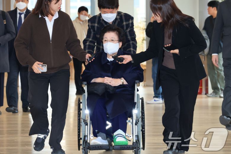 이배용 전 국가교육위원장이 13일 서울 종로구 KT광화문빌딩에 마련된 김건희 특검(특별검사 민중기) 사무실에 참고인 조사를 받기 위해 출석하고 있다. 2025.11.13/뉴스1 ⓒ News1 임세영 기자