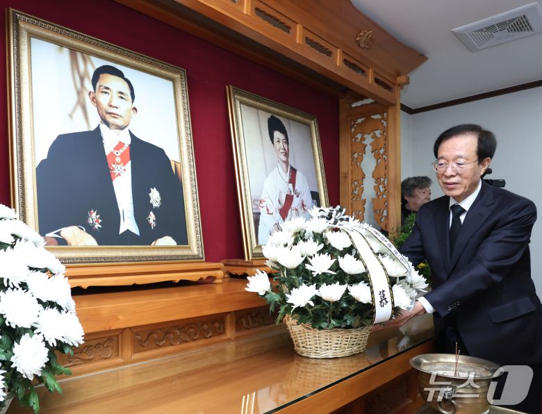 이석연 국민통합위원장은 2025년 11월13일 경북 구미시에 위치한 박정희 전 대통령 생가에 방문했다. (국민통합위 자료 제공)