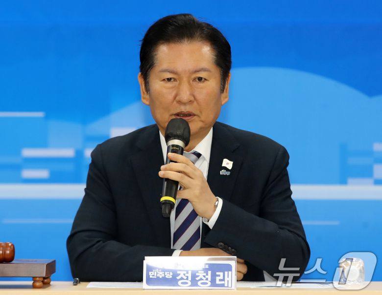 정청래 더불어민주당 대표가 14일 오전 부산 동구 더불어민주당 부산시당 대회의실에서 열린 현장 최고위원회의에서 모두발언을 하고 있다. 2025.11.14/뉴스1 ⓒ News1 윤일지 기자